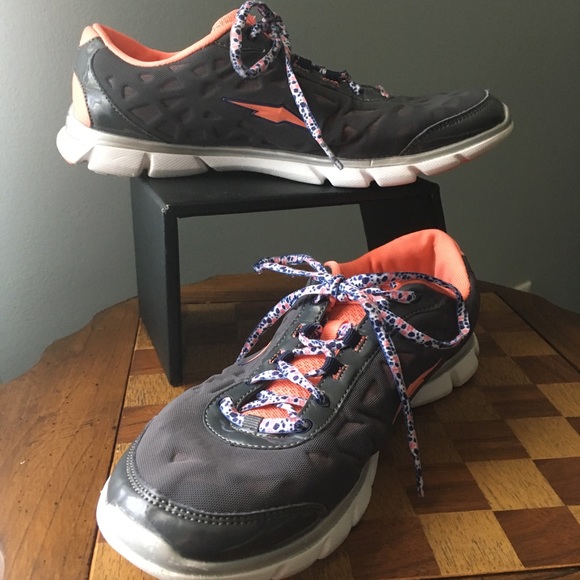 Avis Cantilever Running Shoe - Picture 1 of 9